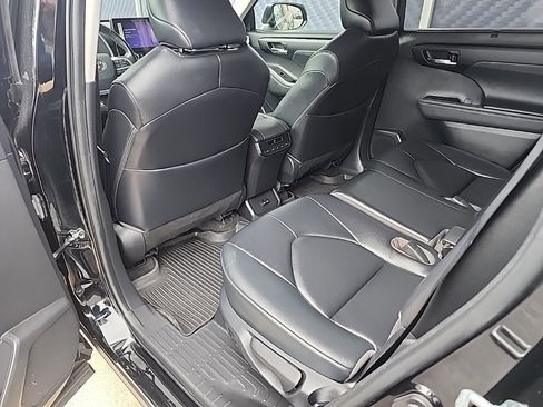 Used 2023 Toyota Highlander L image 45