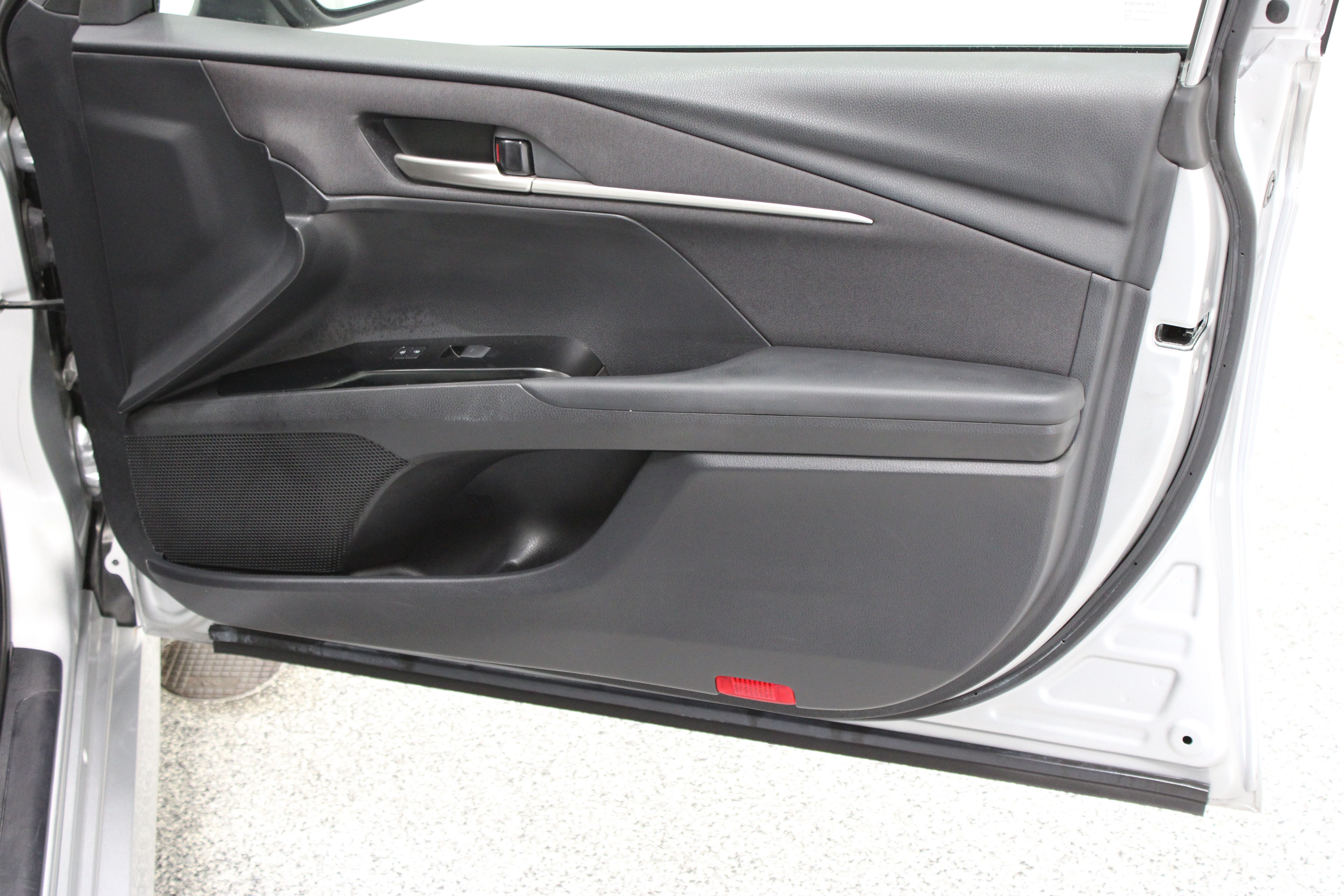 Used 2025 Toyota Camry LE FWD image 33