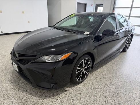 Used 2020 Toyota Camry SE FWD image 6