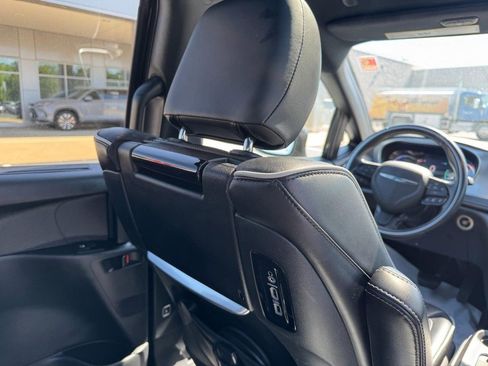 Used 2020 Chrysler Pacifica Limited w/ Advanced Safetytec Group FWD image 16