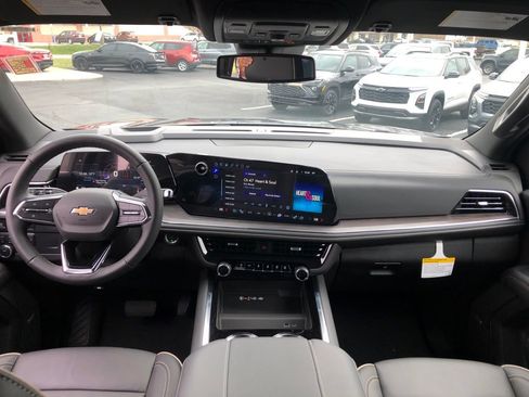 Used 2025 Chevrolet Suburban Premier AWD/4WD image 12