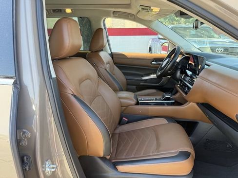 Used 2024 Nissan Pathfinder Platinum w/ Lighting Package (N93) FWD image 32