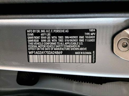 Used 2025 Porsche Cayenne GTS w/ Premium Package image 37