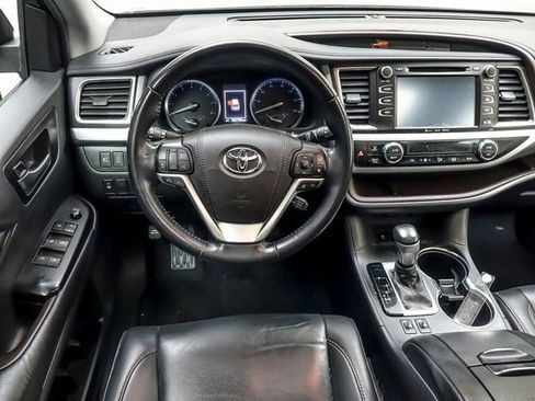 Used 2019 Toyota Highlander XLE image 14