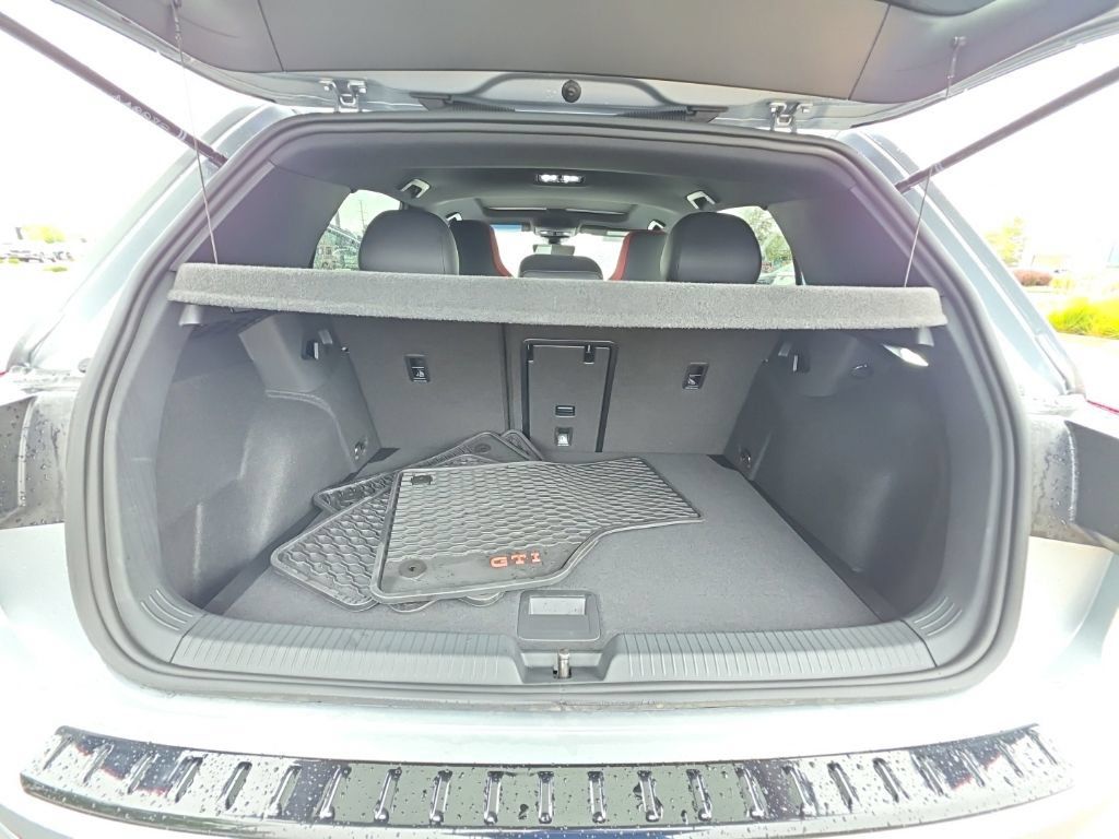 Certified 2025 Volkswagen GTI SE FWD image 21