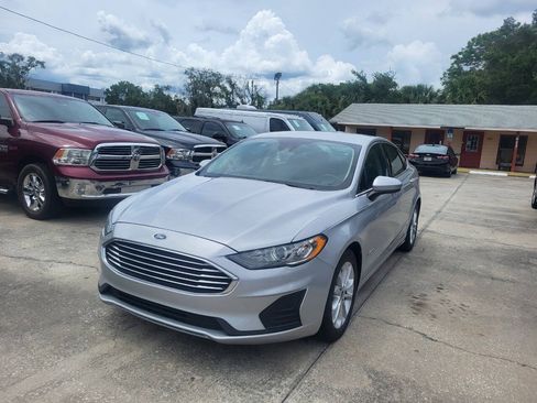 Used 2019 Ford Fusion SE FWD image 1