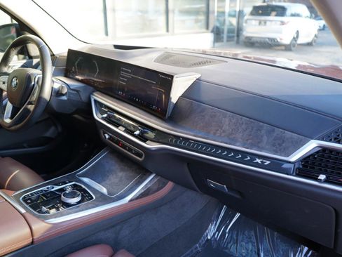 Used 2025 BMW X7 xDrive40i w/ Executive Package image 76