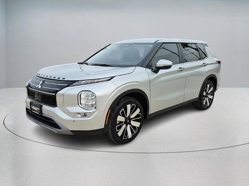 New 2026 Mitsubishi Outlander SE image 2