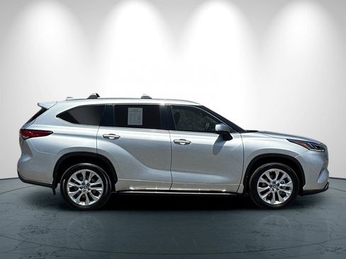 Used 2022 Toyota Highlander Limited image 3