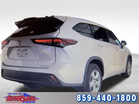 Used 2025 Toyota Highlander LE AWD/4WD image 4
