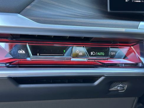 Used 2025 BMW 740i xDrive w/ Executive Package image 39