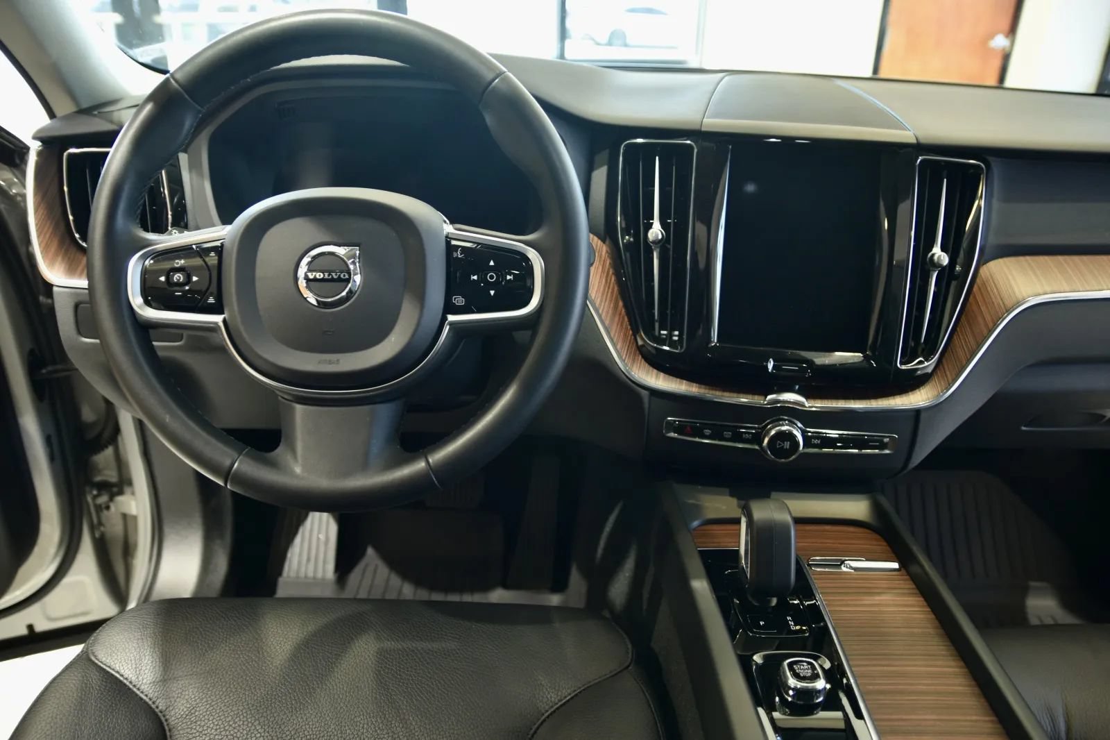 Used 2024 Volvo XC60 B5 Plus w/ Protection Package Premier AWD/4WD image 12