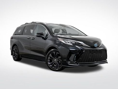 Used 2024 Toyota Sienna XSE w/ XSE Premium Package FWD image 1
