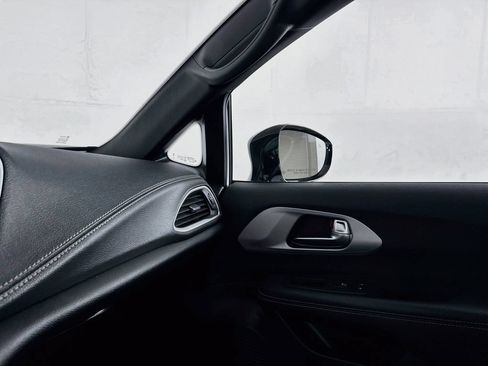 Used 2024 Chrysler Pacifica Limited FWD image 38