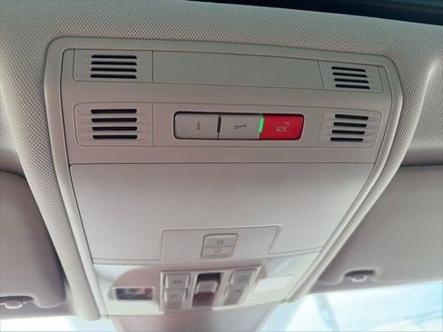 Used 2022 Volkswagen Tiguan SE w/ Panoramic Sunroof Package image 26