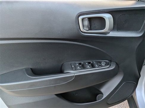 Used 2025 Hyundai Venue SEL image 8