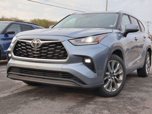 Used 2022 Toyota Highlander Limited AWD/4WD image 2