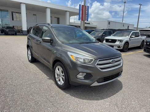 Used 2018 Ford Escape SE w/ SE Sync 3 Package FWD image 4