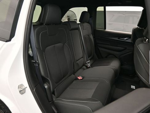 Used 2025 Jeep Grand Cherokee Laredo image 39