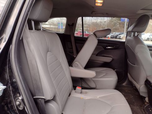 Used 2021 Toyota Highlander XLE image 18