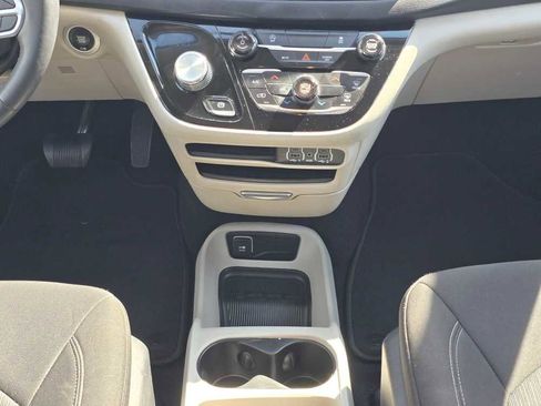 Used 2022 Chrysler Voyager LX FWD image 13