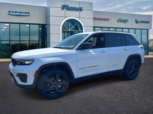 Used 2025 Jeep Grand Cherokee Altitude AWD/4WD image 4
