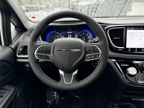 New 2026 Chrysler Pacifica Select image 11