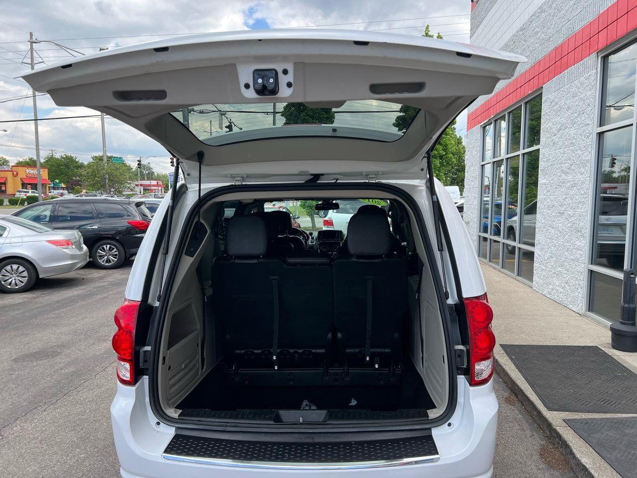 Used 2019 Dodge Grand Caravan SXT FWD image 14