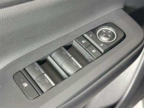 Used 2025 Toyota Prius Plug-In Hybrid image 28