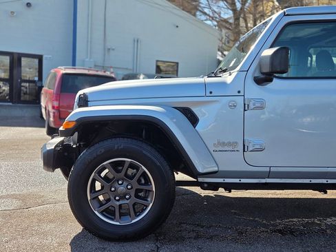 Used 2023 Jeep Gladiator Overland image 9