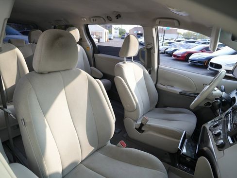 Used 2011 Toyota Sienna image 24