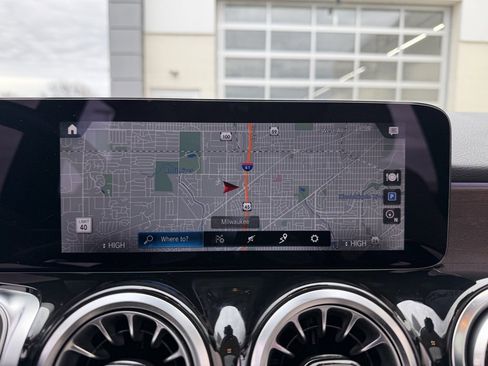 Used 2023 Mercedes-Benz GLB 250 4MATIC image 32