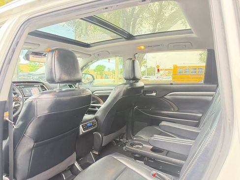 Used 2019 Toyota Highlander Limited Platinum FWD image 26