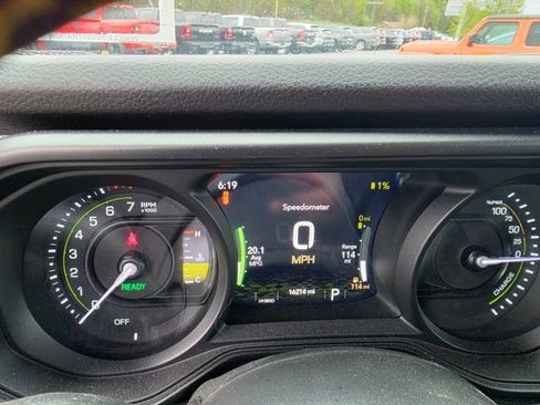 Used 2024 Jeep Wrangler Unlimited w/ Convenience Group AWD/4WD image 17
