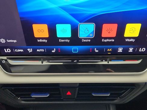 New 2025 Volkswagen Tiguan SE image 24