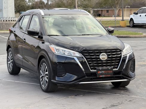 Used 2021 Nissan Kicks SV image 3