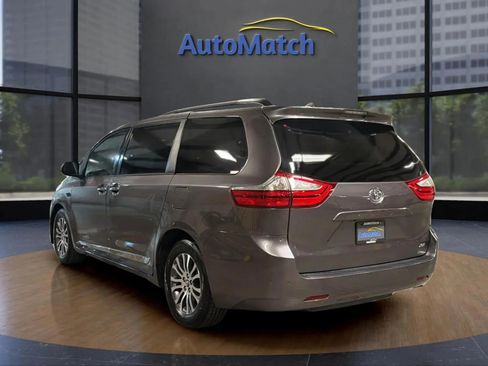 Used 2019 Toyota Sienna XLE w/ XLE Navigation Package FWD image 10