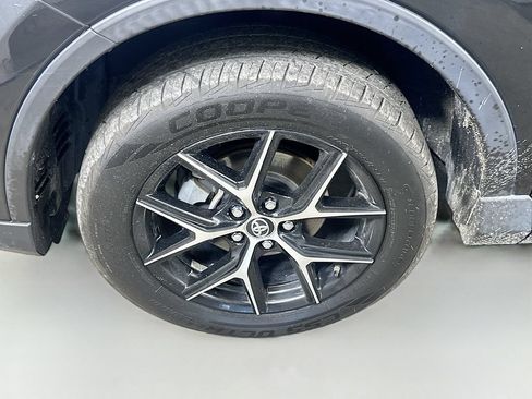 Used 2018 Toyota RAV4 SE AWD/4WD image 8