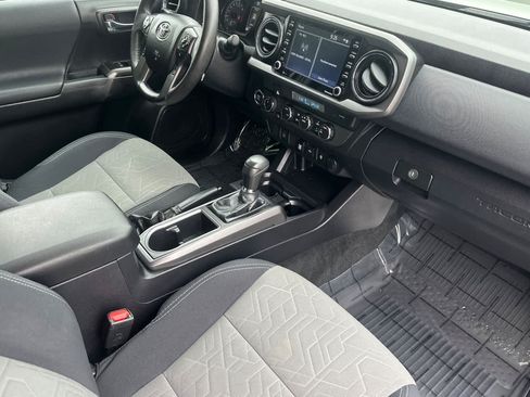 Used 2022 Toyota Tacoma TRD Off-Road AWD/4WD image 15