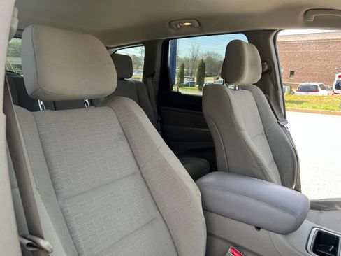 Used 2012 Jeep Grand Cherokee Laredo w/ Laredo E Group image 12