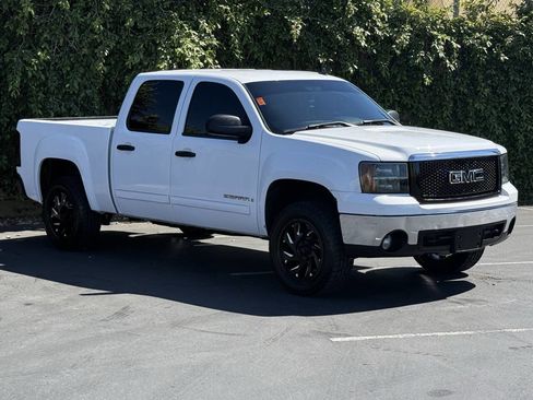 Used 2007 GMC Sierra 1500 SLE w/ SLE2 Preferred Package RWD image 3