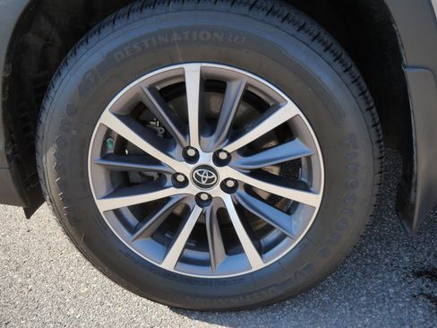 Certified 2019 Toyota Highlander XLE AWD/4WD image 16