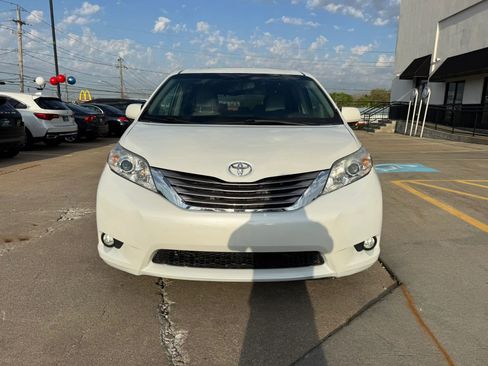 Used 2015 Toyota Sienna XLE Premium image 4