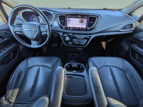 Used 2021 Chrysler Pacifica Touring-L w/ Uconnect Theater Family Group image 16