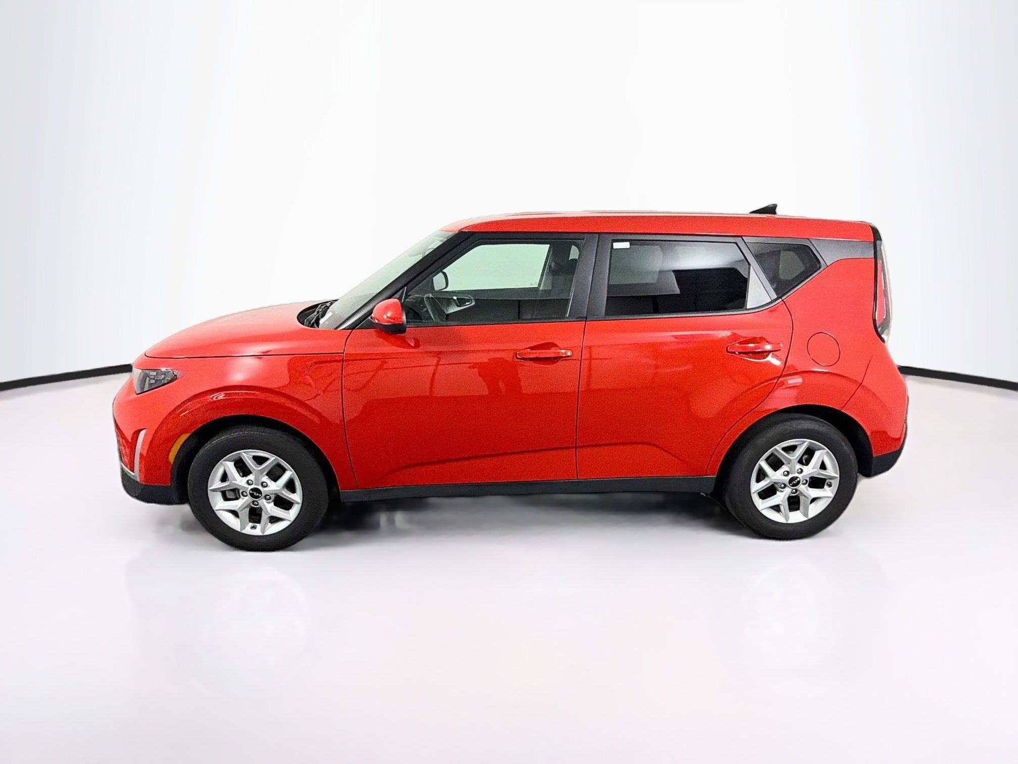 Used 2025 Kia Soul LX w/ LX Technology Package FWD image 4