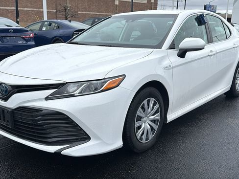 Used 2020 Toyota Camry LE image 3