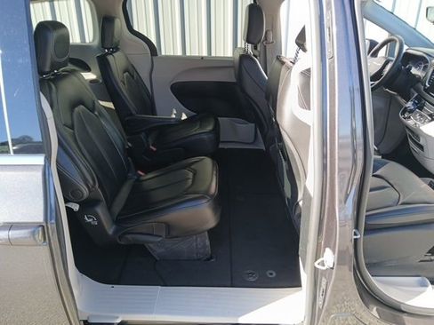 Used 2023 Chrysler Pacifica Touring-L image 21