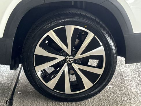 Certified 2022 Volkswagen Taos SE FWD image 11