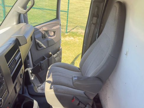 Used 2017 Chevrolet Express 3500 w/ Chrome Appearance Package RWD image 29