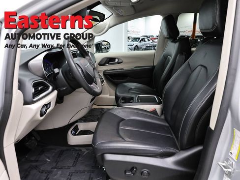 Used 2024 Chrysler Pacifica Touring-L FWD image 14